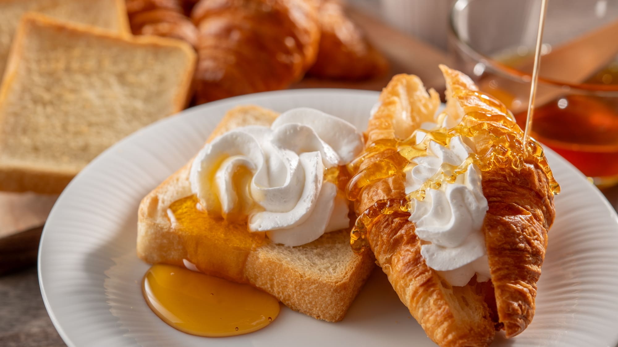 朝食ビュッフェ：クロワッサンハニートースト