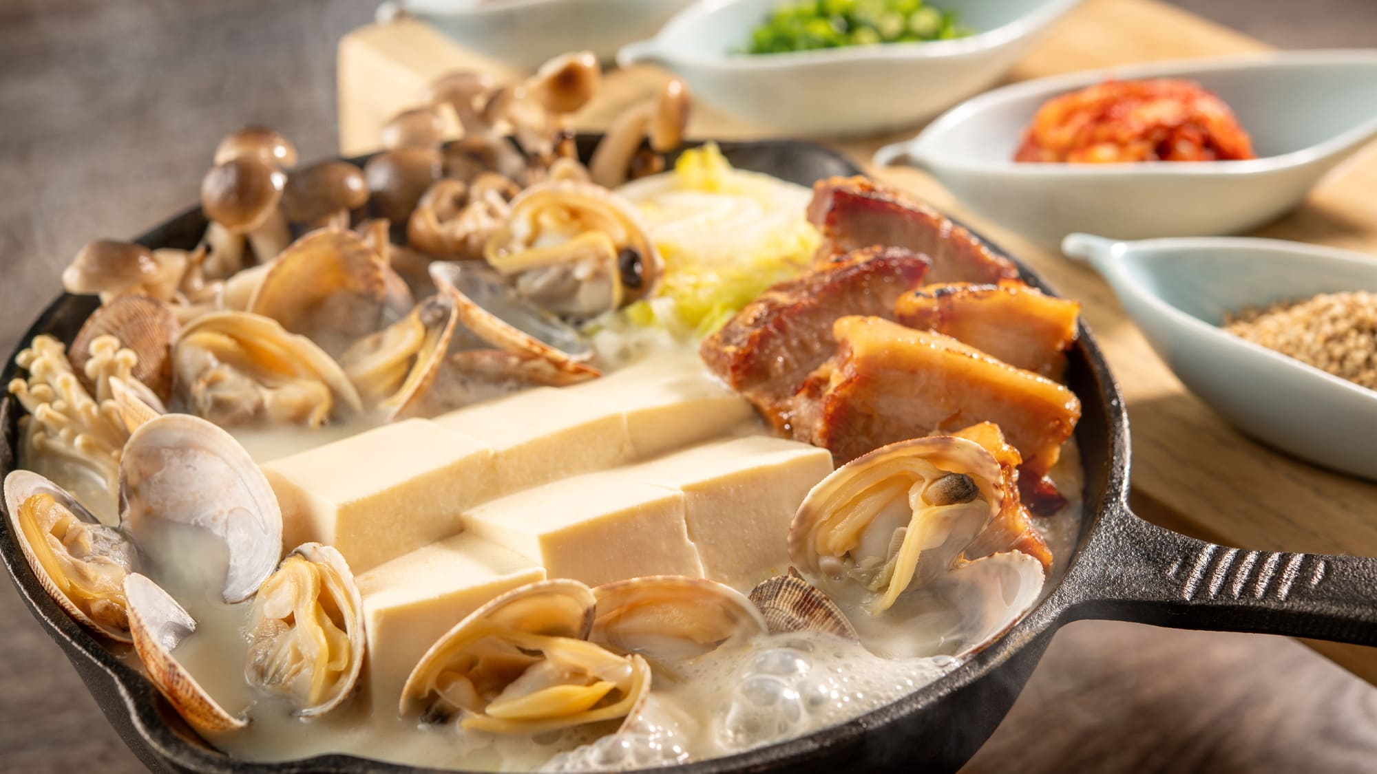 ディナービュッフェ：春メニュー アサリと豚肉の白スンドゥブ