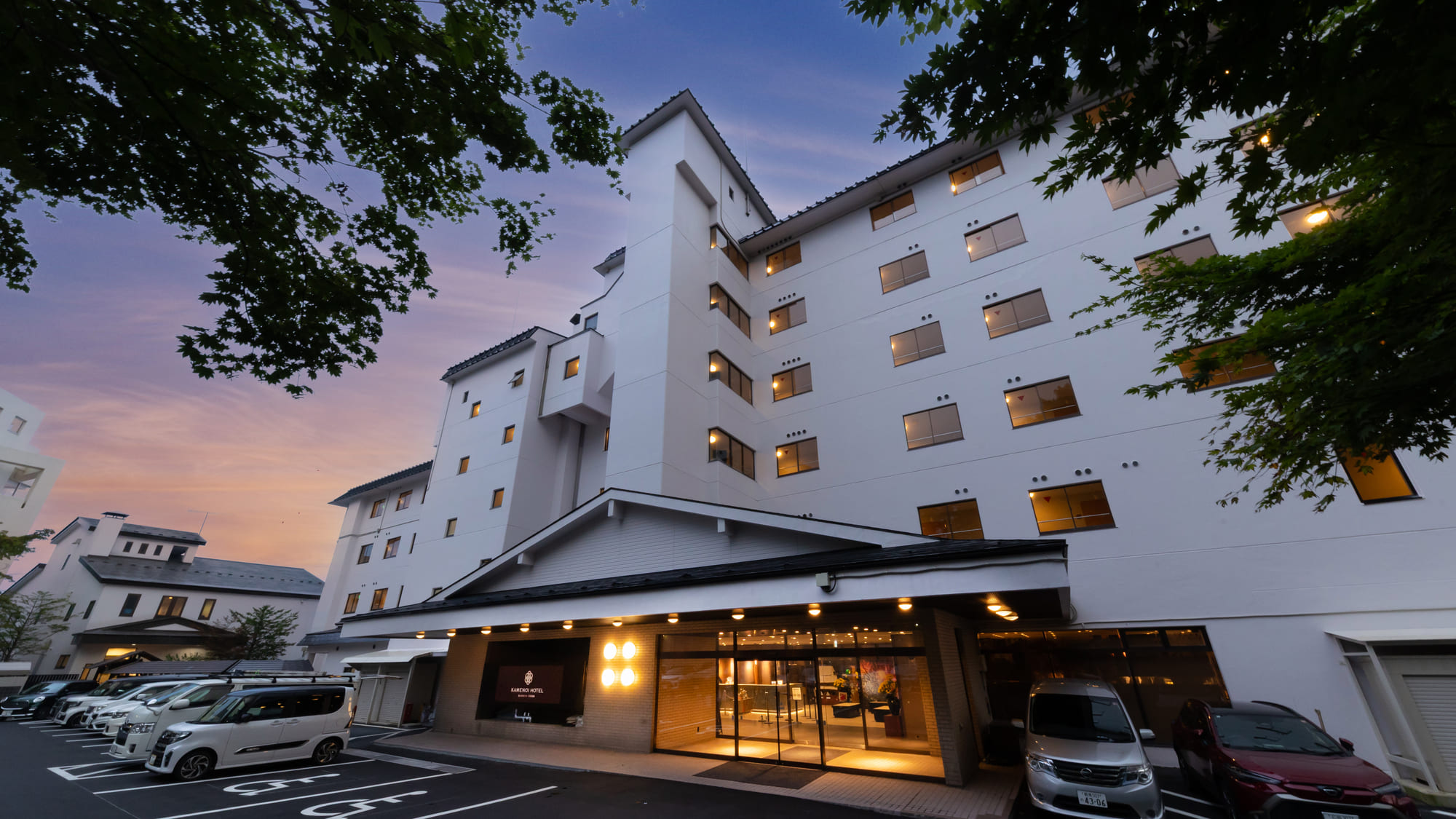 ホテル外観（夕景）
