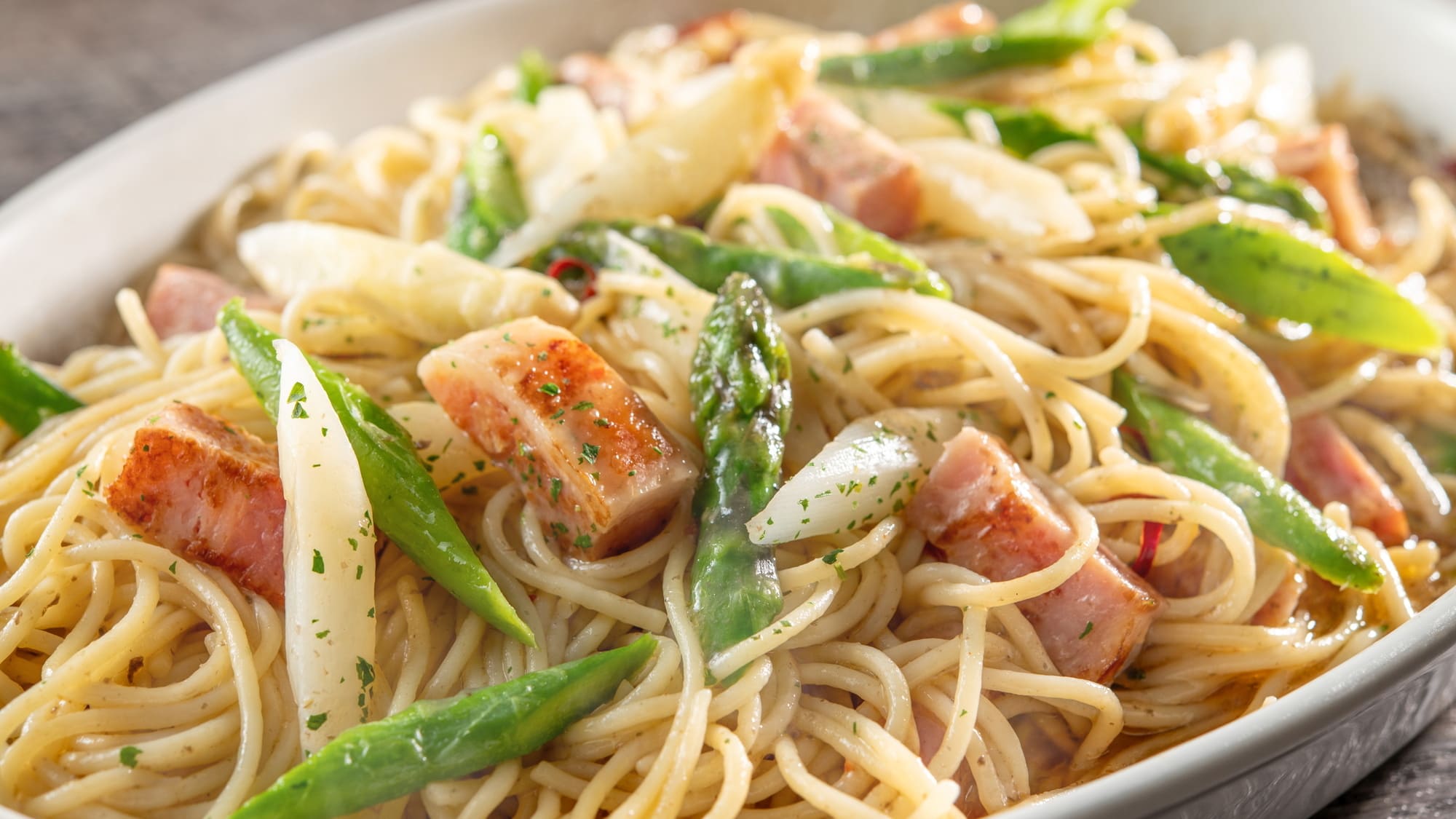 ディナービュッフェ：春メニュー グリーンアスパラガスとホワイトアスパラガスのペペロンチーノ