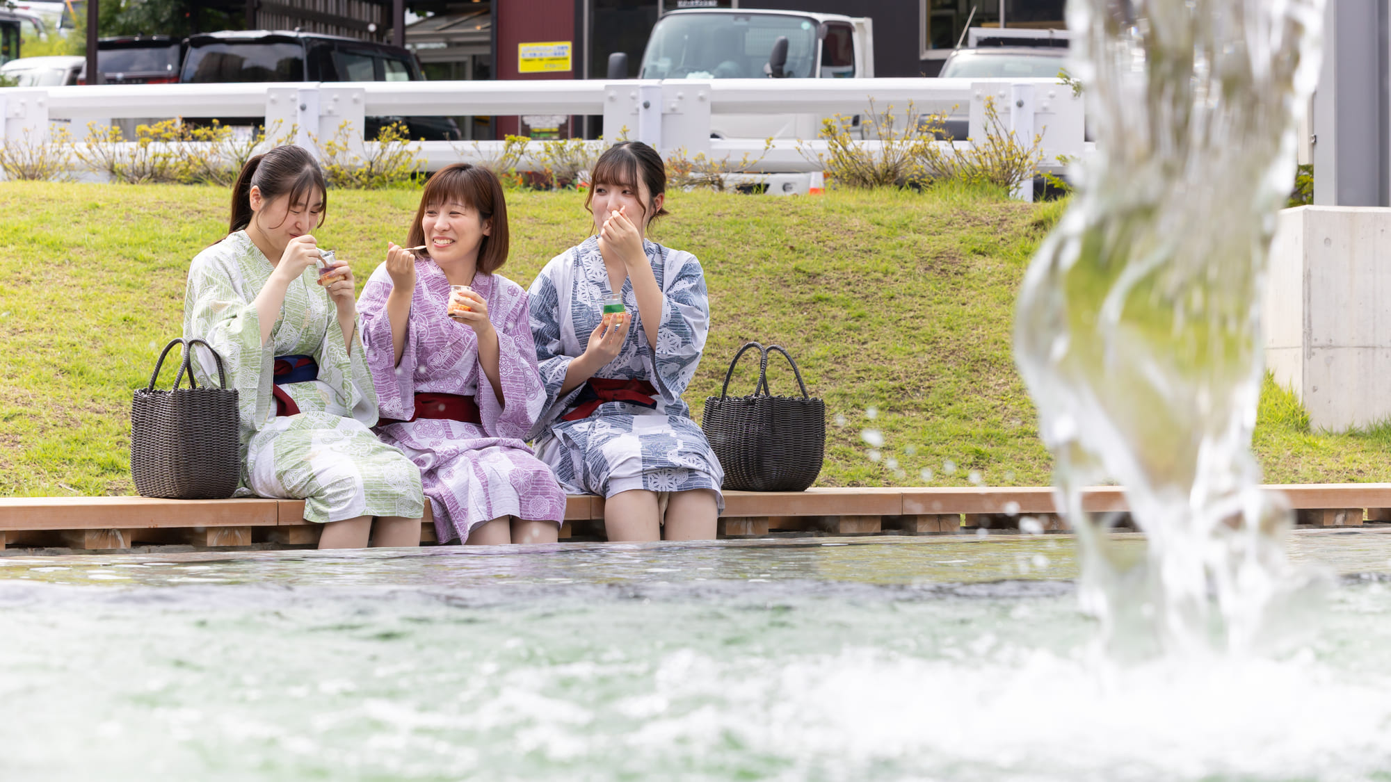 【温泉門広場・足湯】湯畑で購入したデザートを食べながら足湯を楽しもう