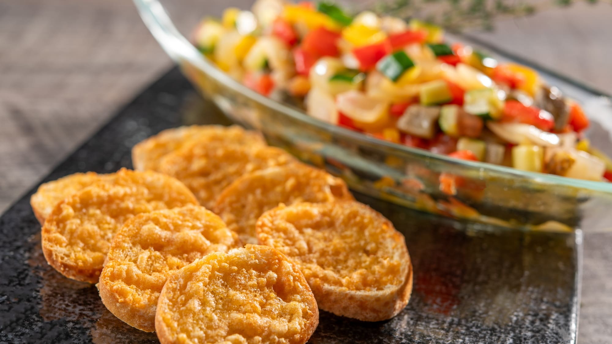 夕食：夏メニュー 夏野菜のラタトゥイユ 香ばしいチーズバゲットとともに