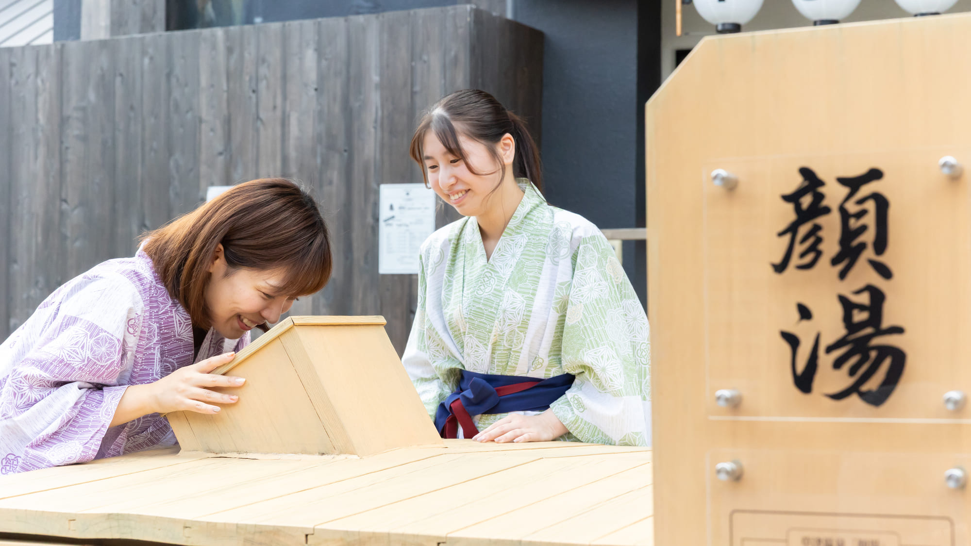【裏草津地蔵】顔湯 24時間、無料で温泉を楽しむことができます。