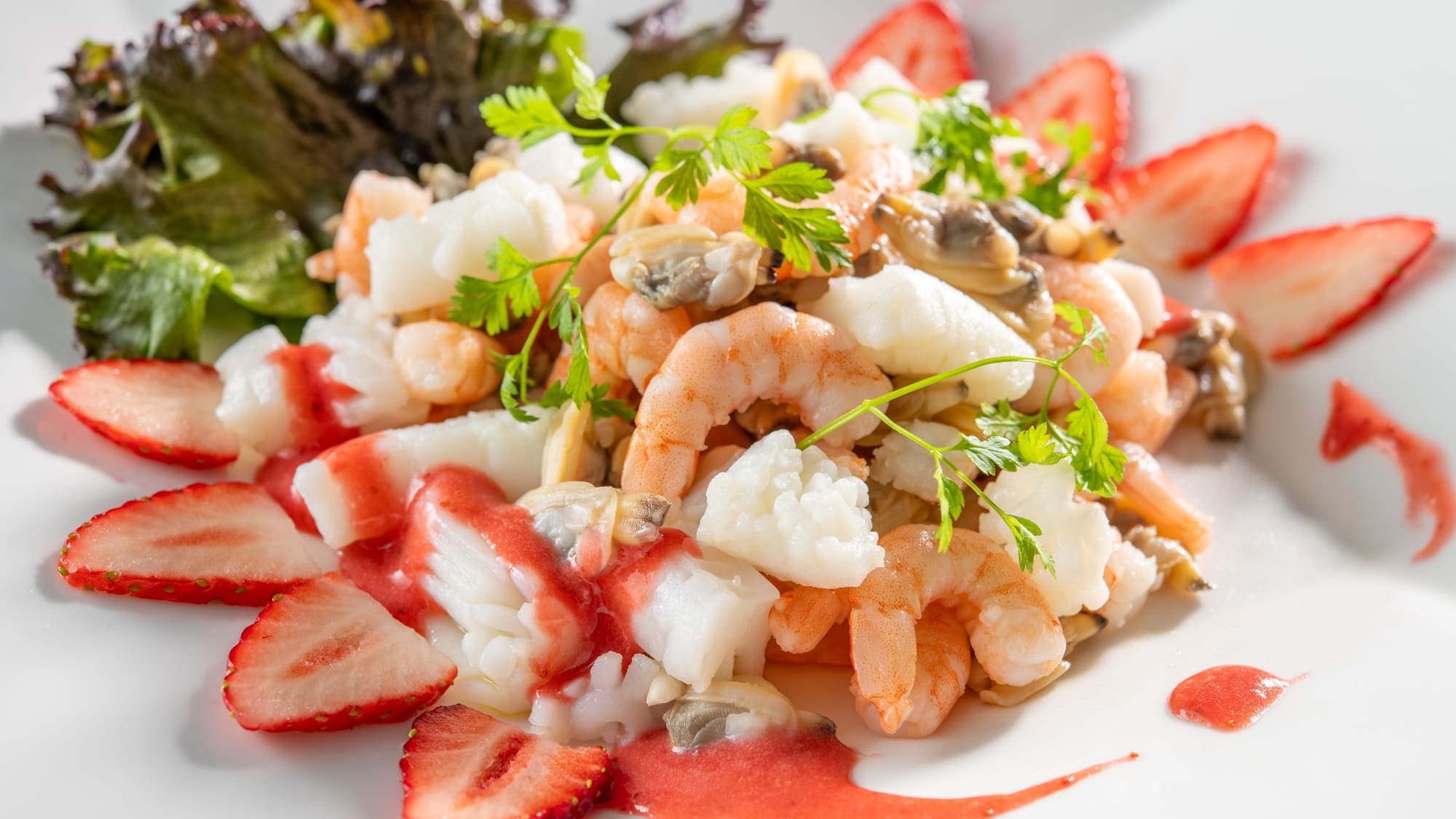 ディナービュッフェ：春メニュー 魚介のマリネ_苺のヴィネグレット仕立て