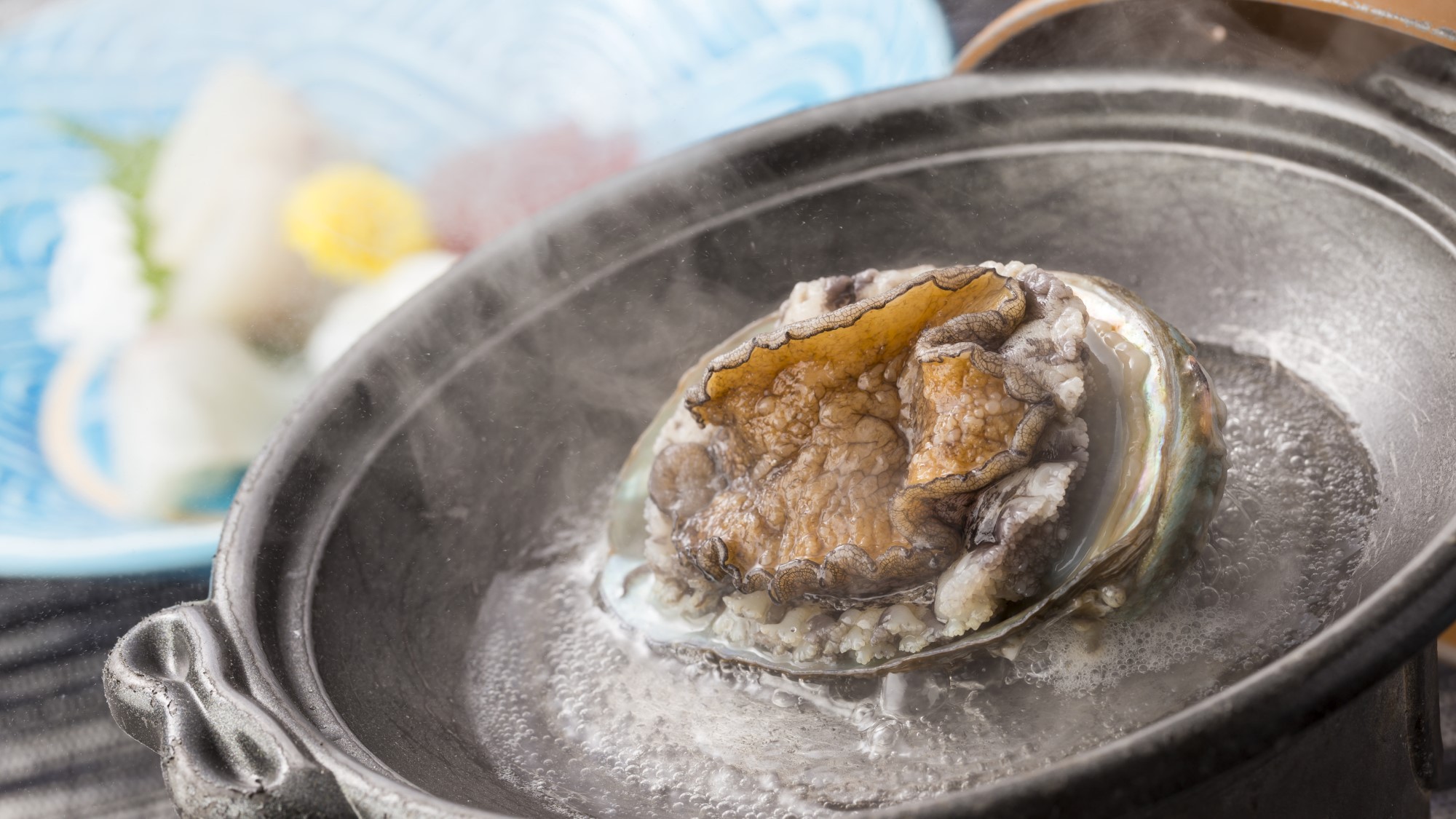 【迷ったらコレ☆当館一番人気】活き鮑と幡豆和牛の２種メイン＆地魚の舟盛り付きのHAZU会席で