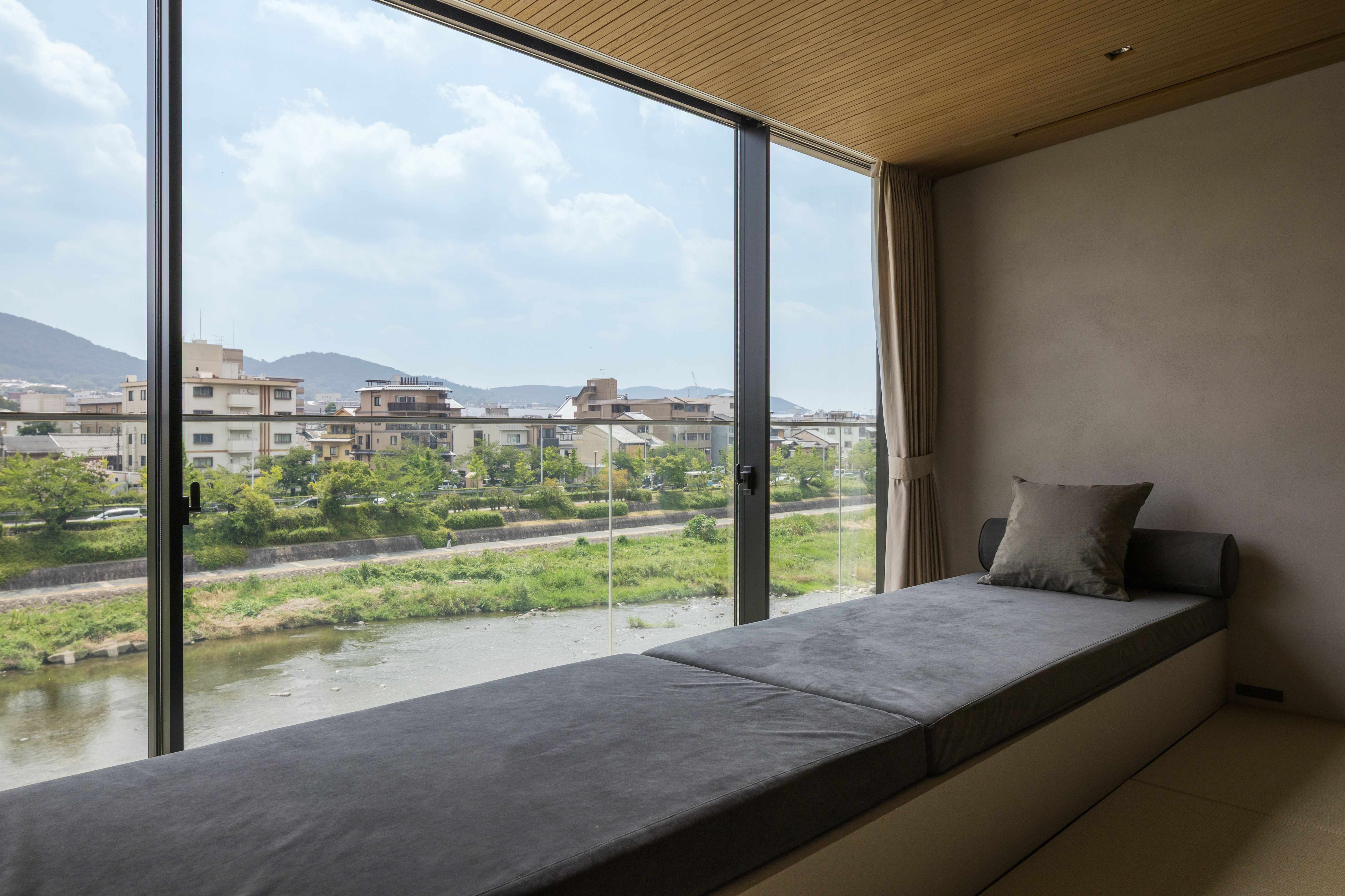 ダブルルーム鴨川ビュー　窓からの景色