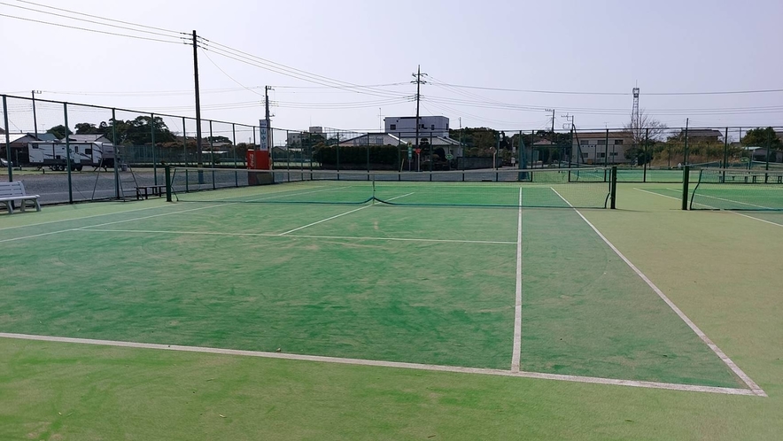 【テニスコート/当館所有】テニスコートが5面あります。合宿などで貸切ることも可能です。