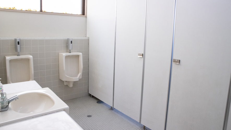 *【トイレ】共用の男子トイレです。丁寧な清掃でキレイを維持しています。