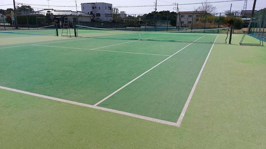 【テニスコート/当館所有】テニスコートが5面あります。合宿などで貸切ることも可能です。