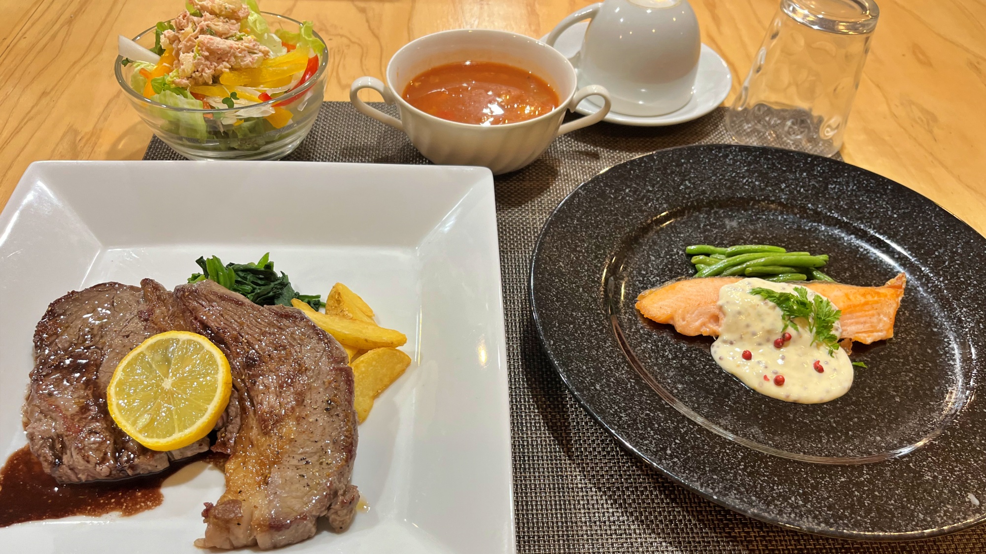 【夕食】洋食ディナーです。温かいうちにお召し上がりください♪