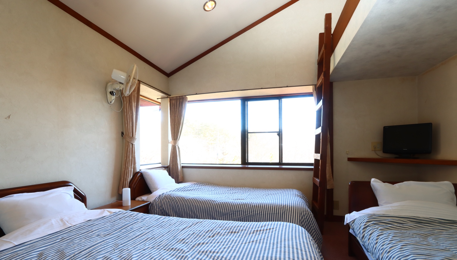 【トリプル】ベッド3つ+ロフト