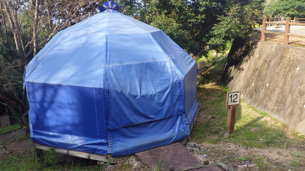 みんなでワイワイ♪海に臨む絶景キャンプ場でアウトドアを満喫！【バンガロー／常設・組立て式テント】
