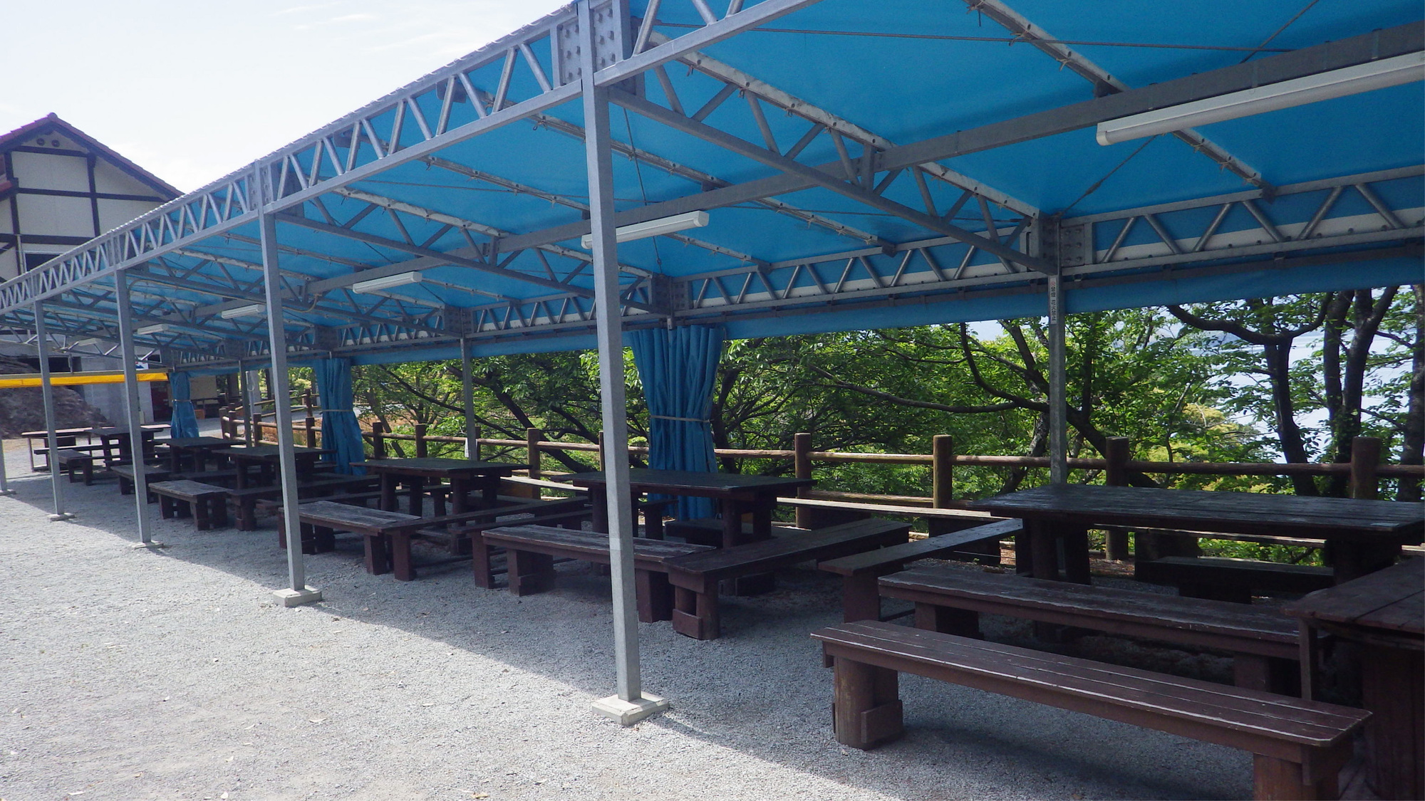 キャンプ広場：食事用の屋根付きスペースです。