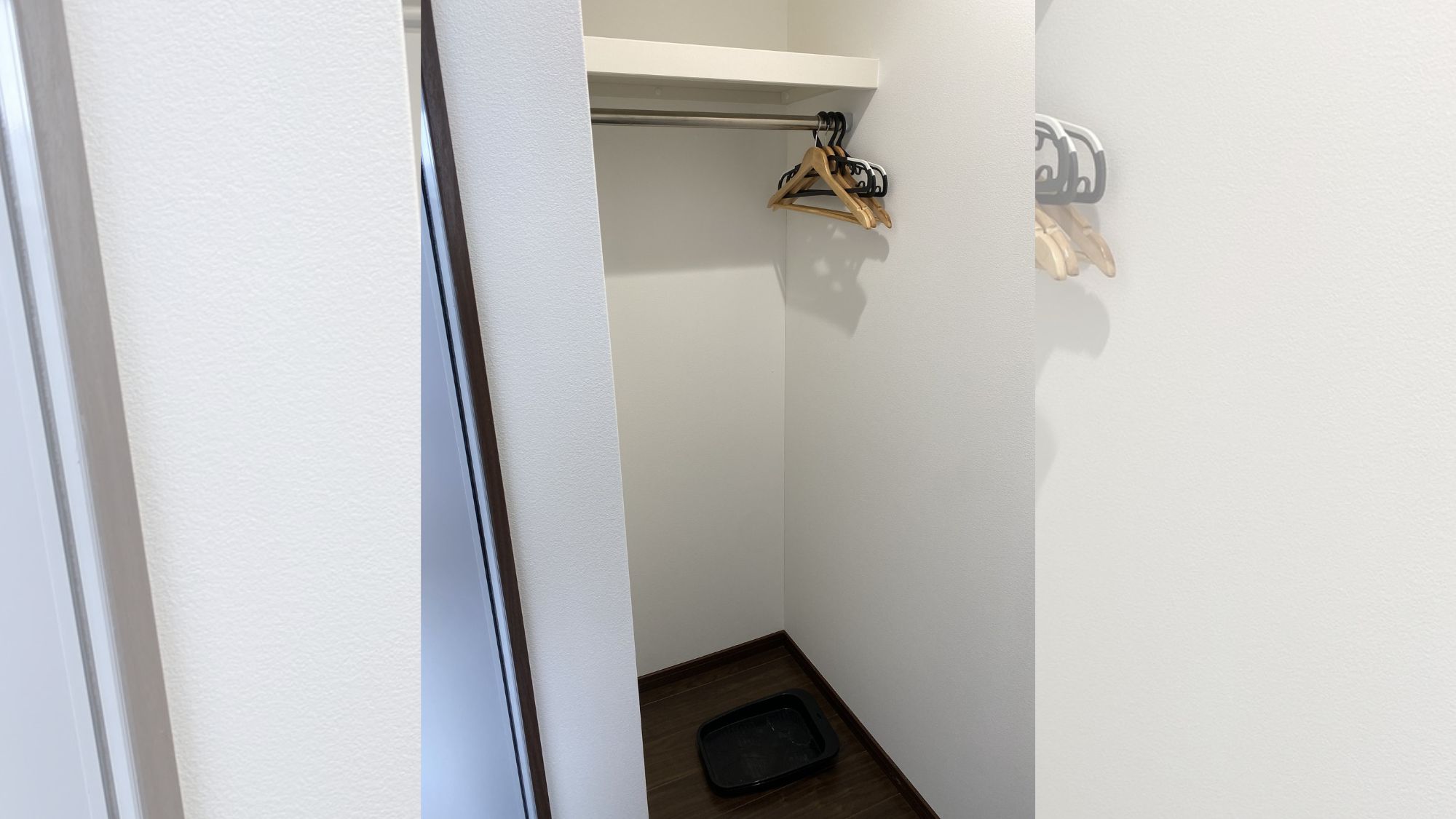 スーツやロングコート、ワンピース等しわにならずに保管いただけます！スーツケースも導線の邪魔にならず収納可！