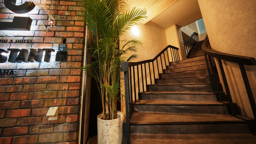 【1階入り口階段】各お部屋へはホテル入口の階段からも移動可能です。