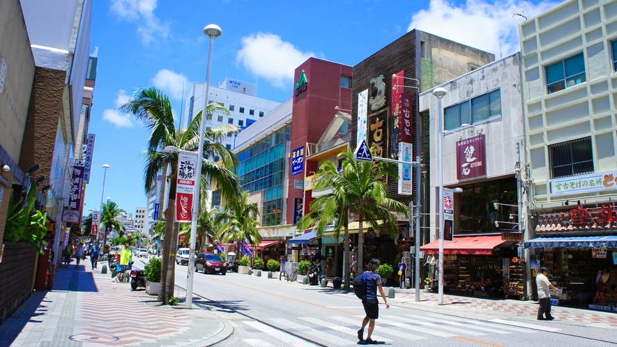【国際通り◆徒歩6分】沖縄グルメが味わえる飲食店や、話題のお土産が手に入る観光の中心地です。