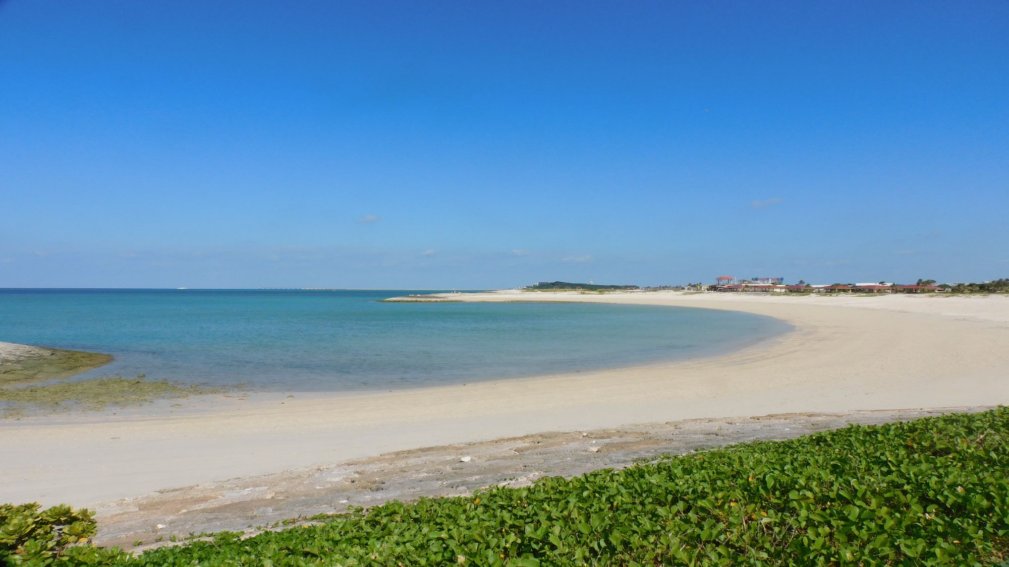 【豊崎海浜公園 豊崎美らSUNビーチ】当館から車で約27分