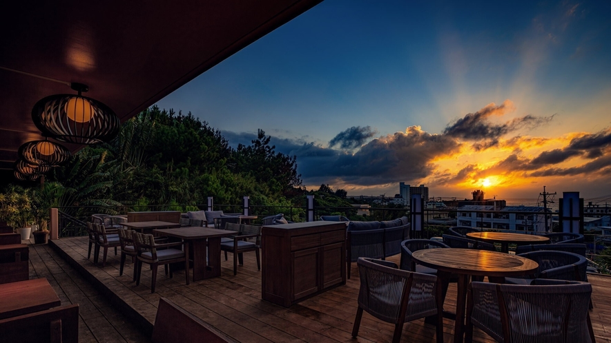 ■沖縄炭火料理店「うむさんの庭」バルコニーから望む夕陽