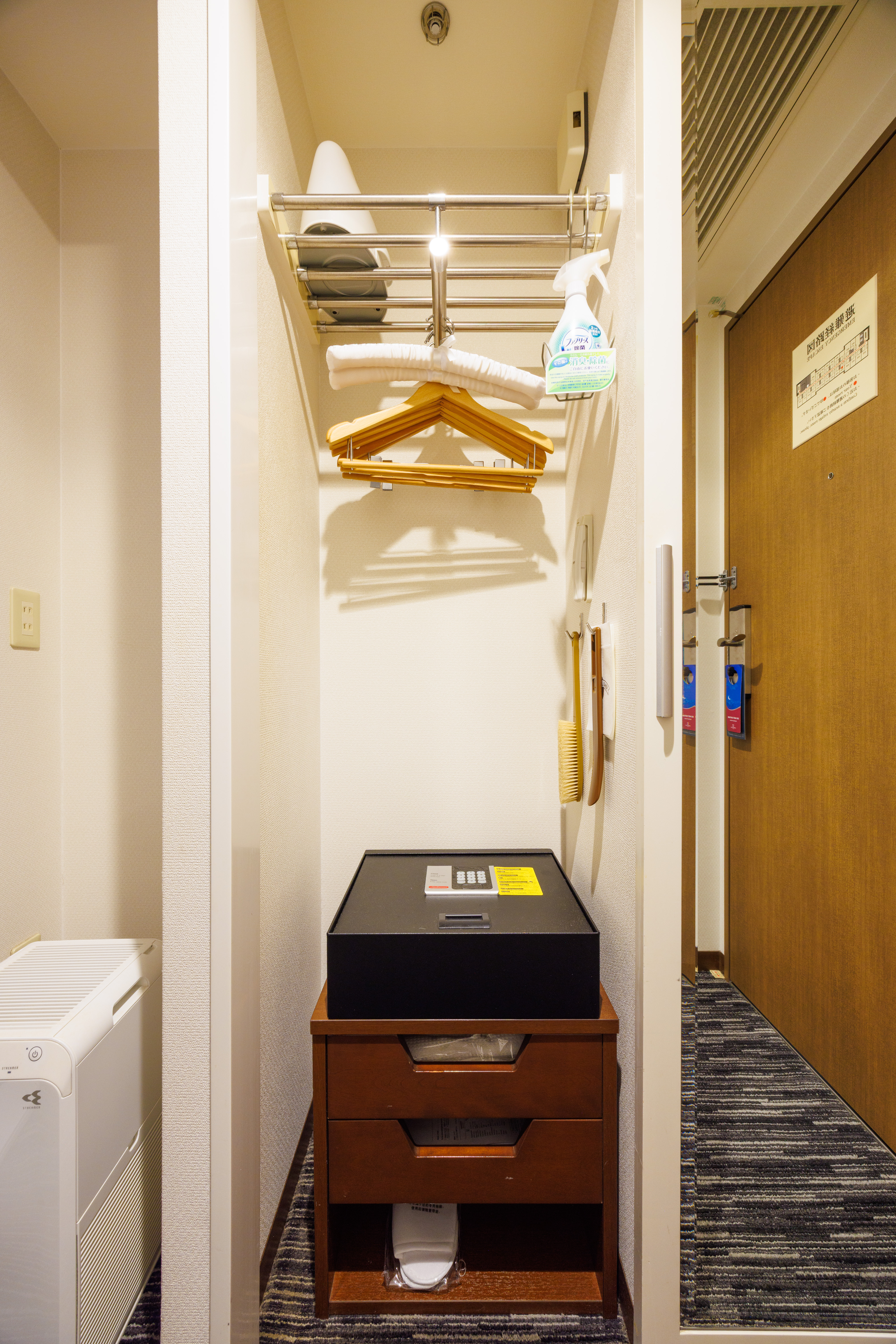 ハンガー・使い捨てスリッパなどのセットされたクロゼット