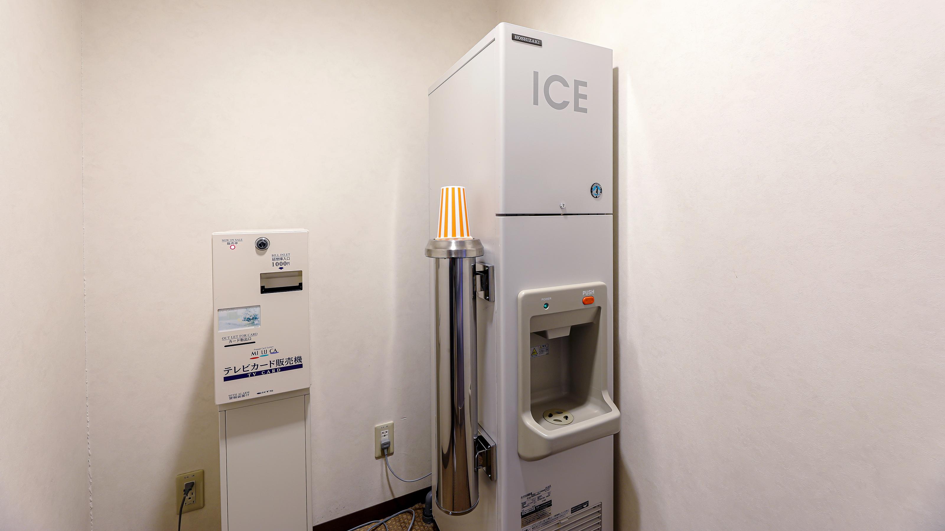 無料の製氷機（アイスベンダー）各客室フロアに設置
