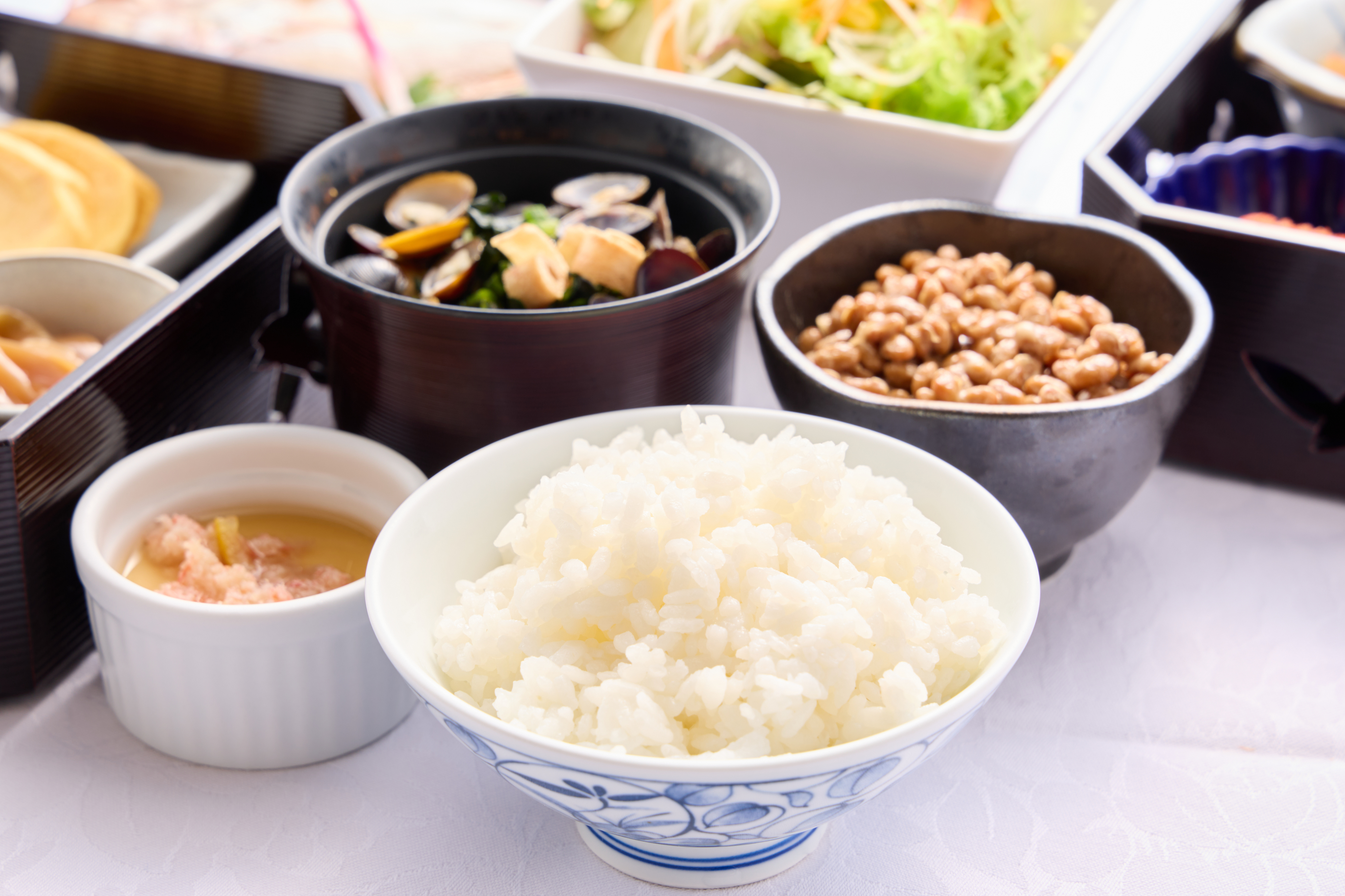 鳥取県産のお米を日替わりで3種ご用意しております。地元食材のご飯のお供と一緒にお召し上がりください。