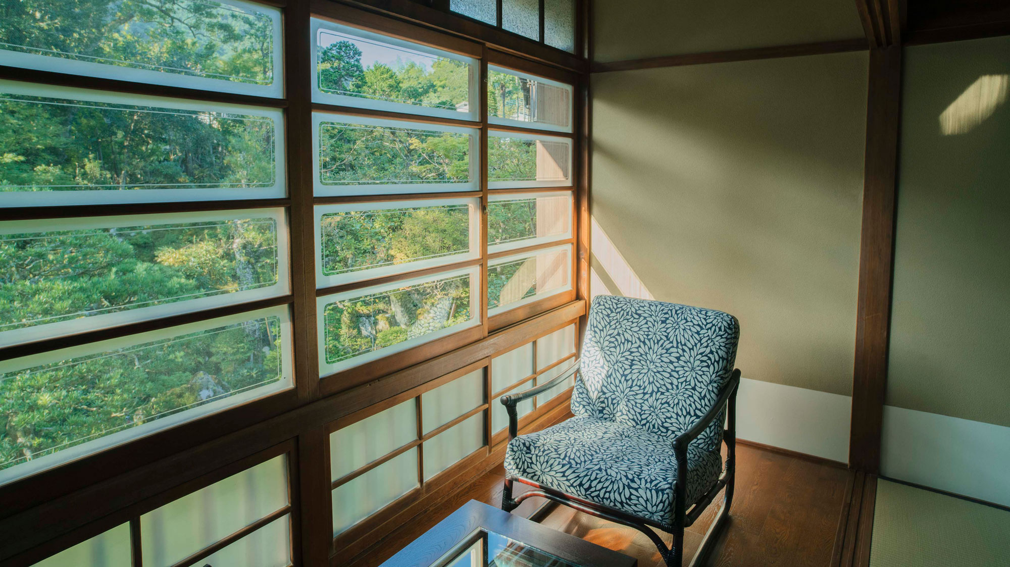 【山吹】樫の樹がそびえ立つ庭園を眺める客室