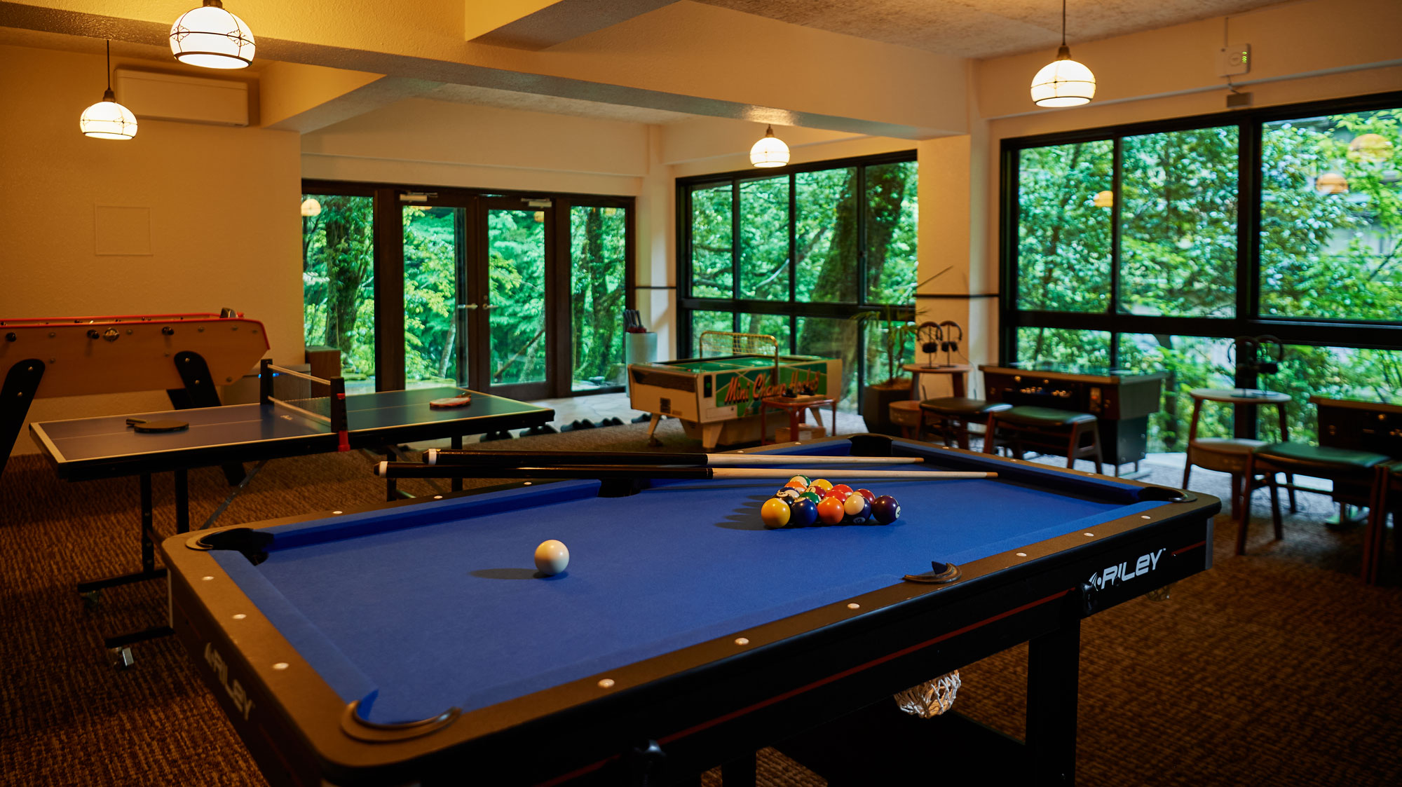 【娯楽室】ラウンジ下に広がる川と緑を眺めるゆったりとした空間