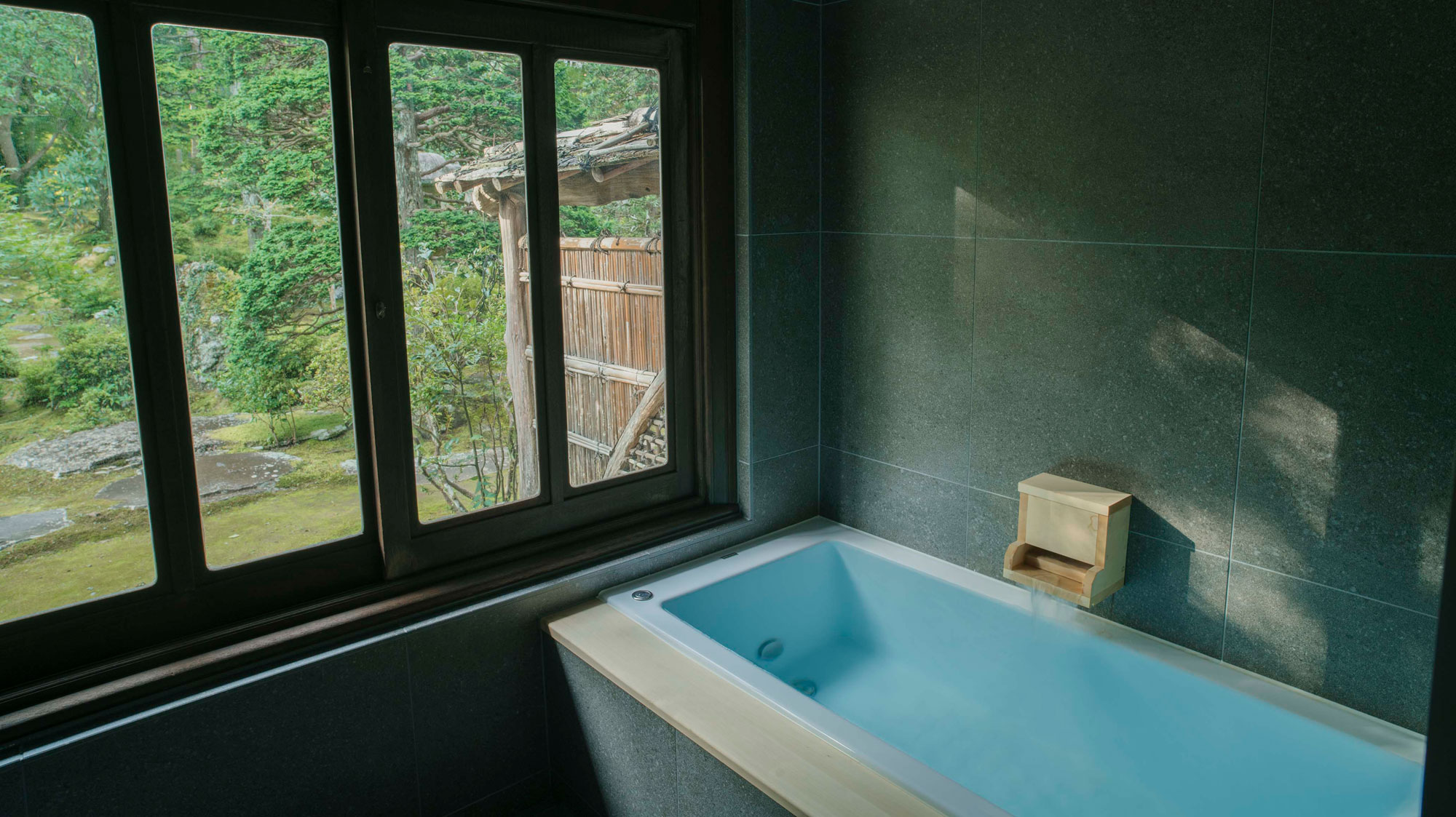 【常夏】源泉かけ流しのお湯が愉しめる内風呂