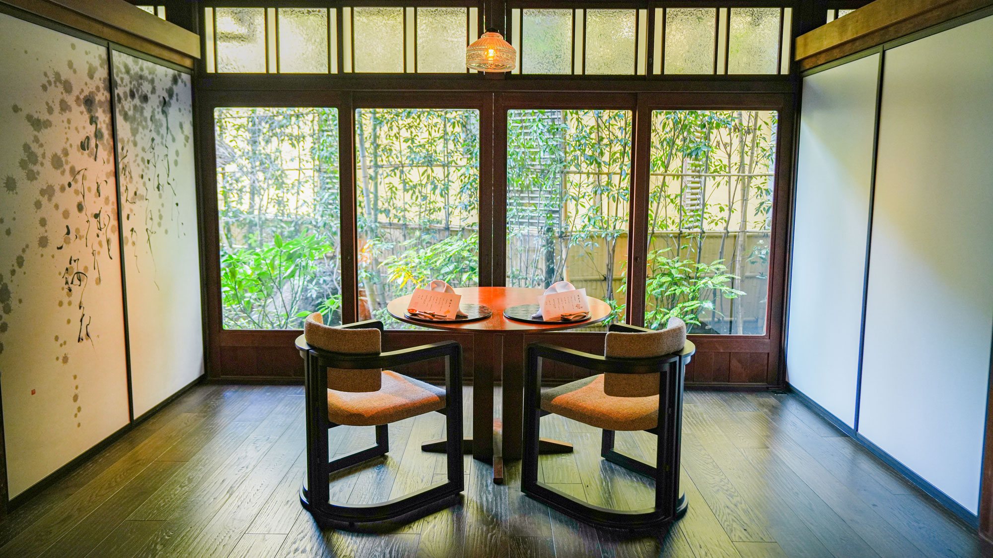 【半個室】落ち着いた空間で時間を忘れ 愉しいひとときをお過ごしいただけます。