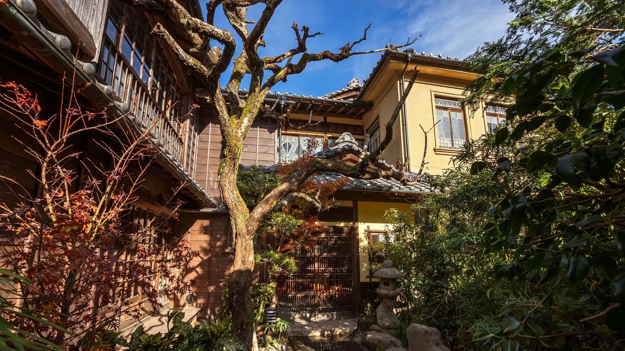 【石楠花】3つの客室とプライベート露天風呂・サウナ・リビング・ダイニングを備えた別邸