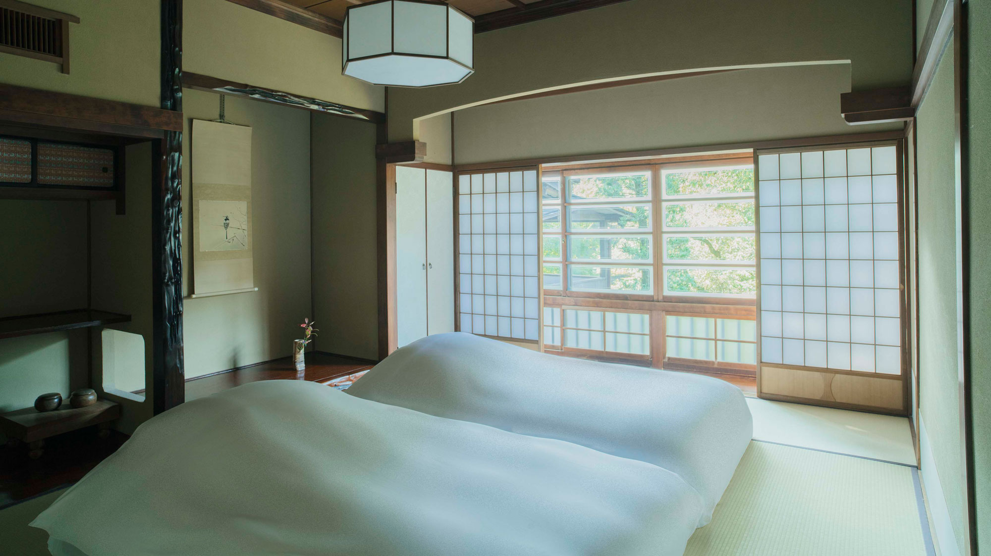 【山吹】文豪の息遣いを感じられる贅沢な広さの上品な客室