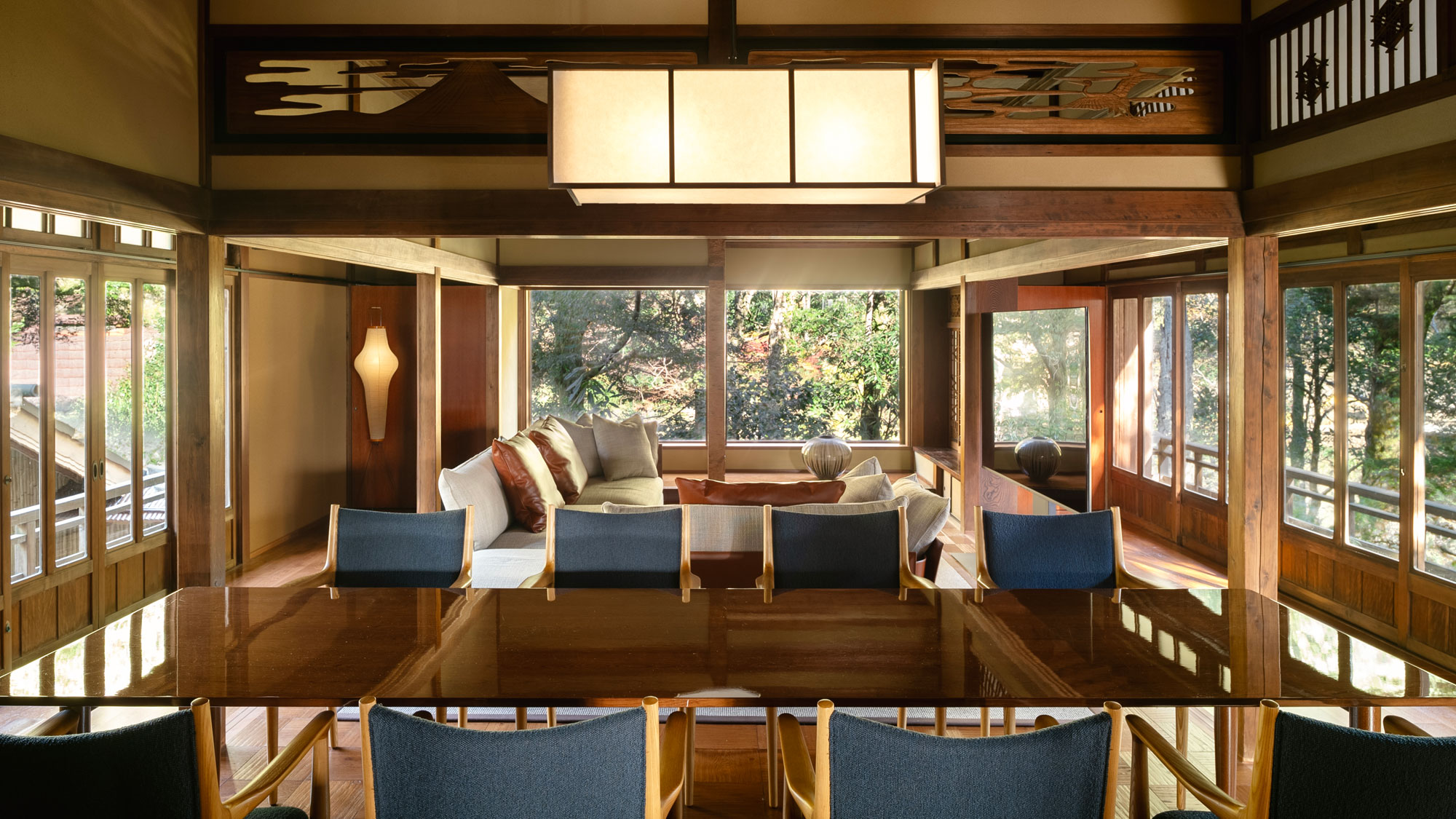 【石楠花】三面緑に囲まれたリビングルーム