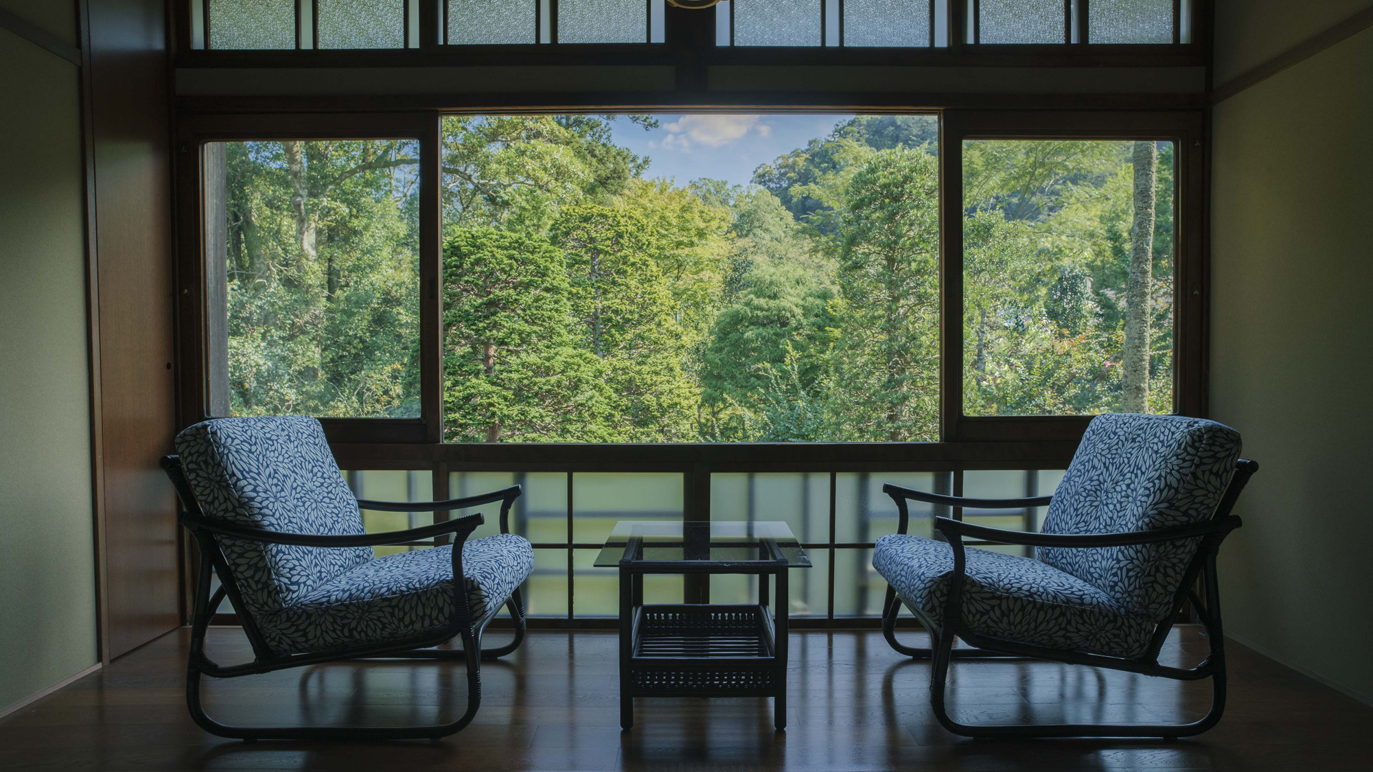 【桐壺】桐の文様が 透かし彫りされた欄間で気品溢れる客室