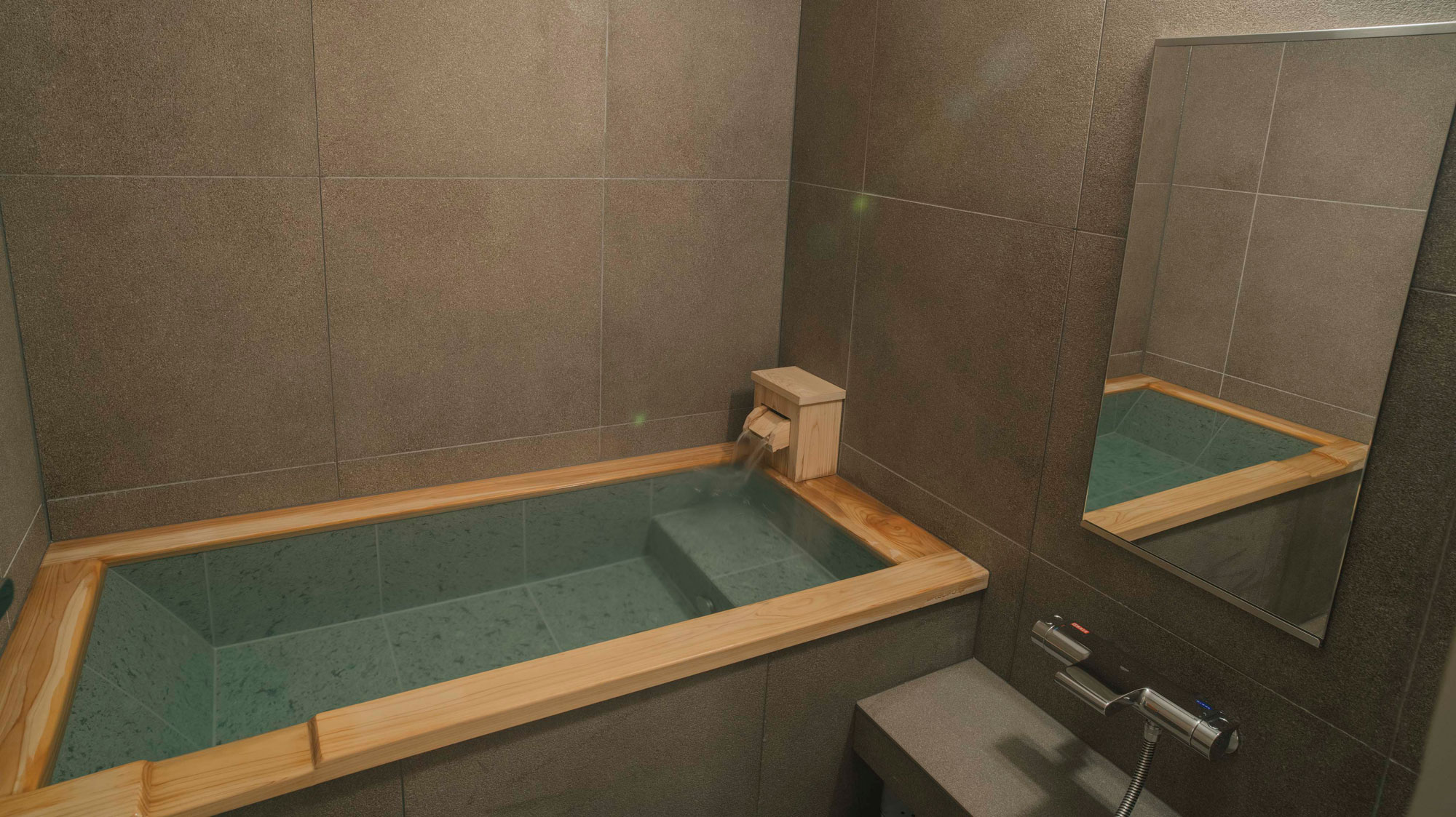 【葵】源泉かけ流しのお湯が愉しめる内風呂