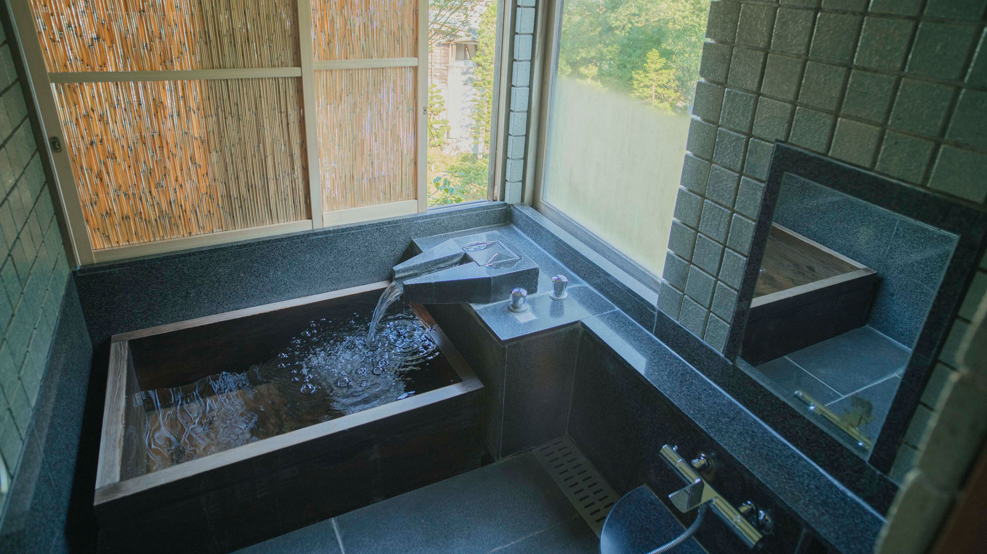 【早蕨】源泉かけ流しのお湯が愉しめる内風呂