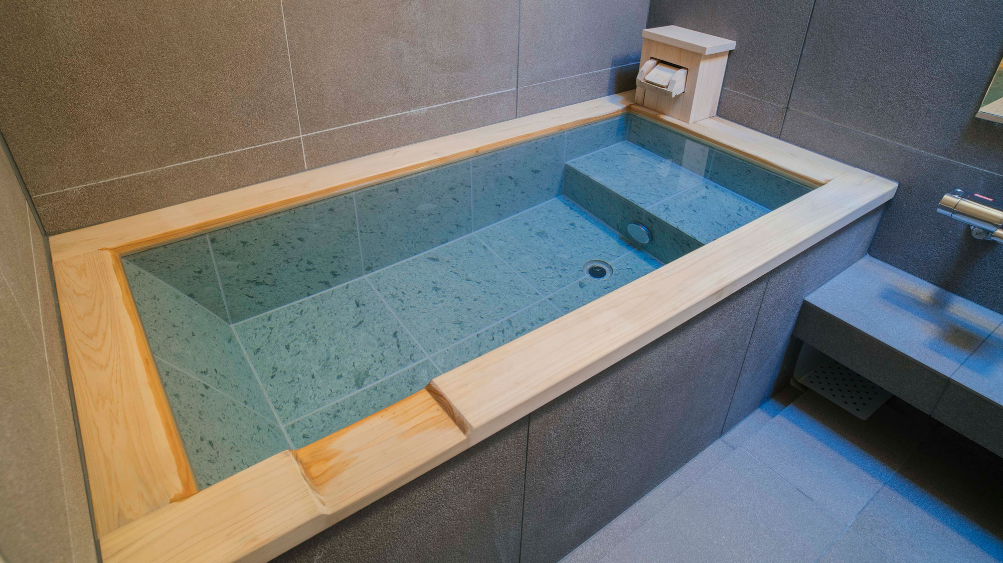 【山吹】源泉かけ流しのお湯が愉しめる内風呂