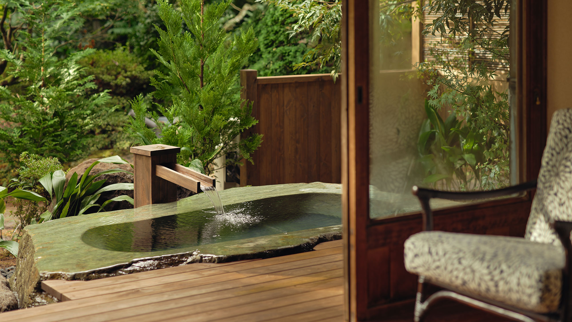 【常夏】お庭に面して専用の露天風呂をご用意。木々の緑を眺めながら湯浴みをお楽しみいただけます。