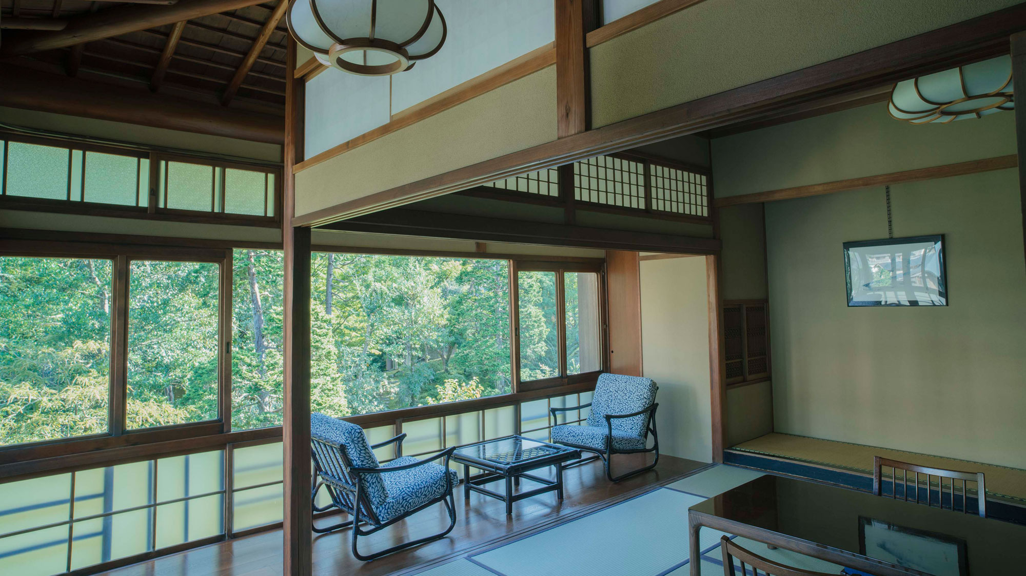 【早蕨】庭園に面し、初夏には新緑・秋には紅葉を眺める