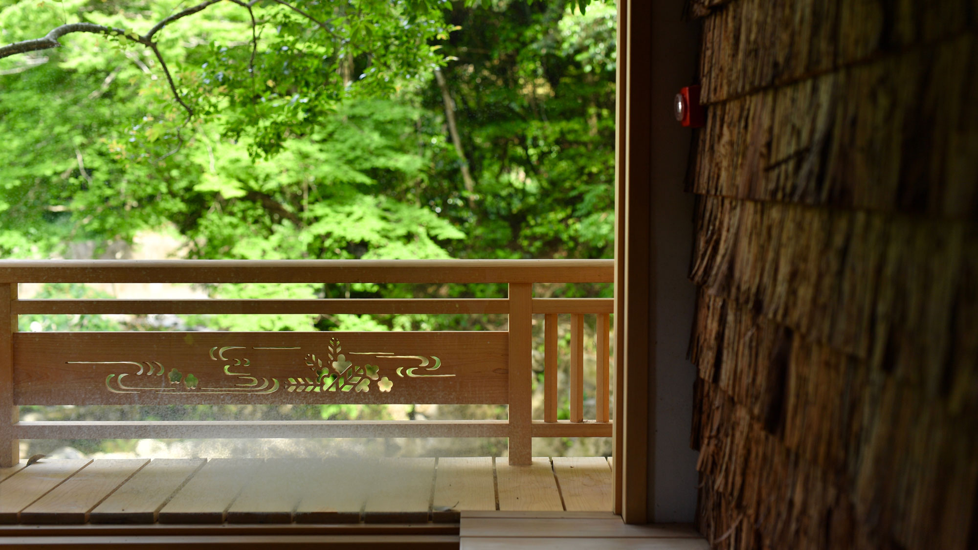 【天狗サウナ(天狗の湯)】壁一面に敷き詰められたヒノキの香りをお愉しみいただけます