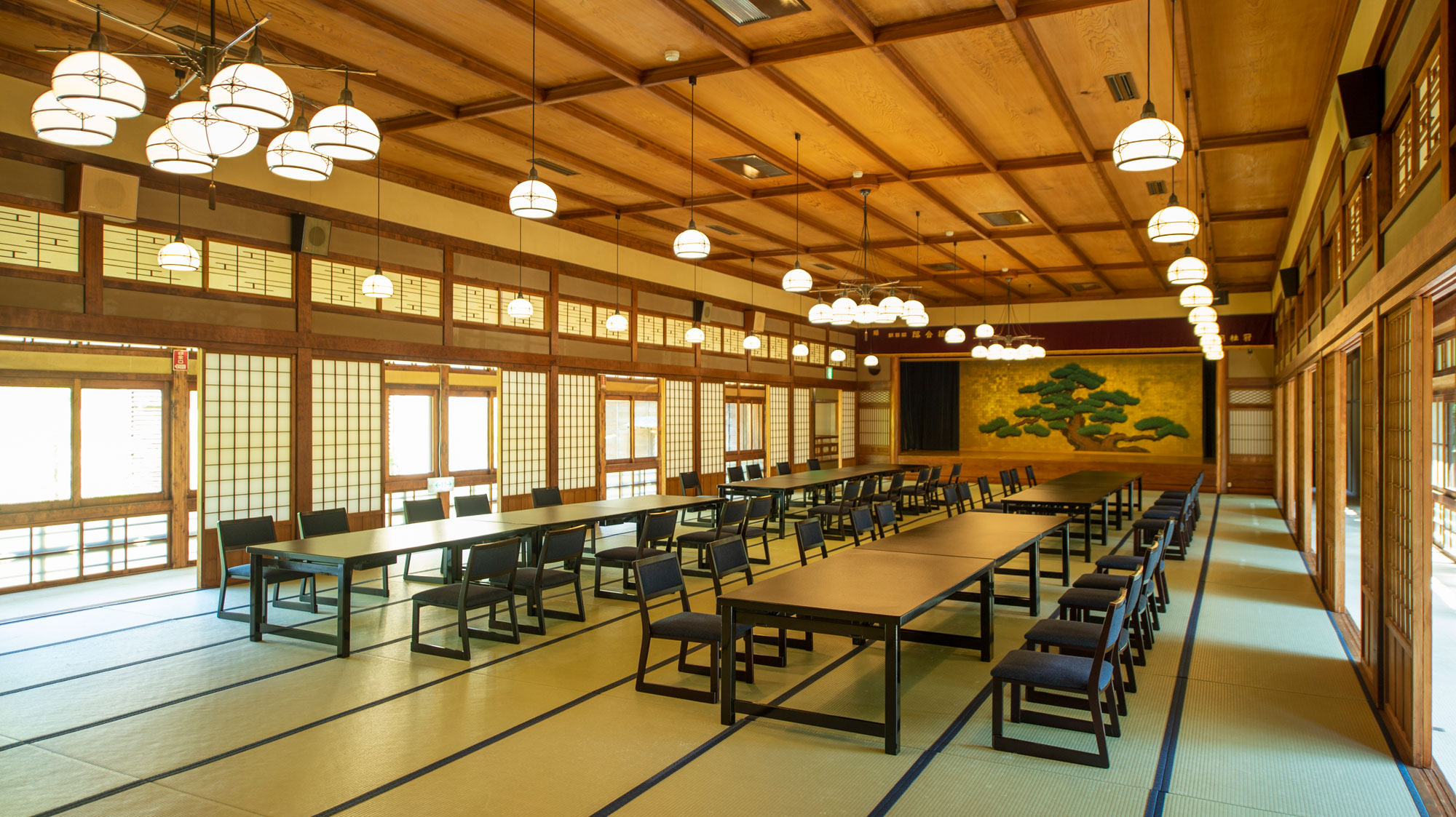 【紫檀の間】推定樹齢2000年の紫檀の木で造られた床柱が特徴的な 伝統的な和の空間