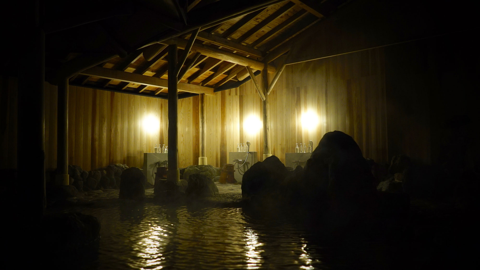 【星の湯】渓流の音に耳を傾けながら、 贅沢なひとときをお過ごしいただけます