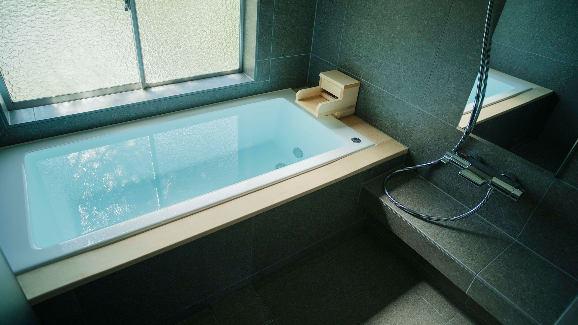 【桐壺】源泉かけ流しのお湯が愉しめる内風呂