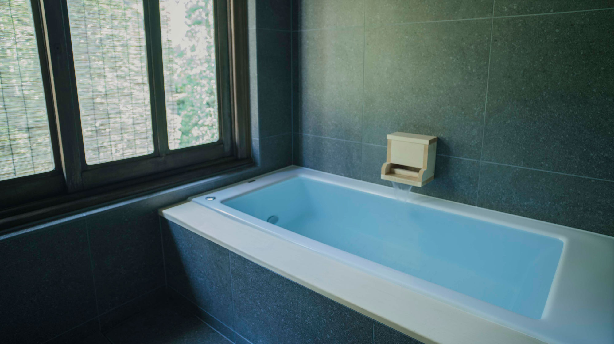 【松風】源泉かけ流しのお湯が愉しめる内風呂