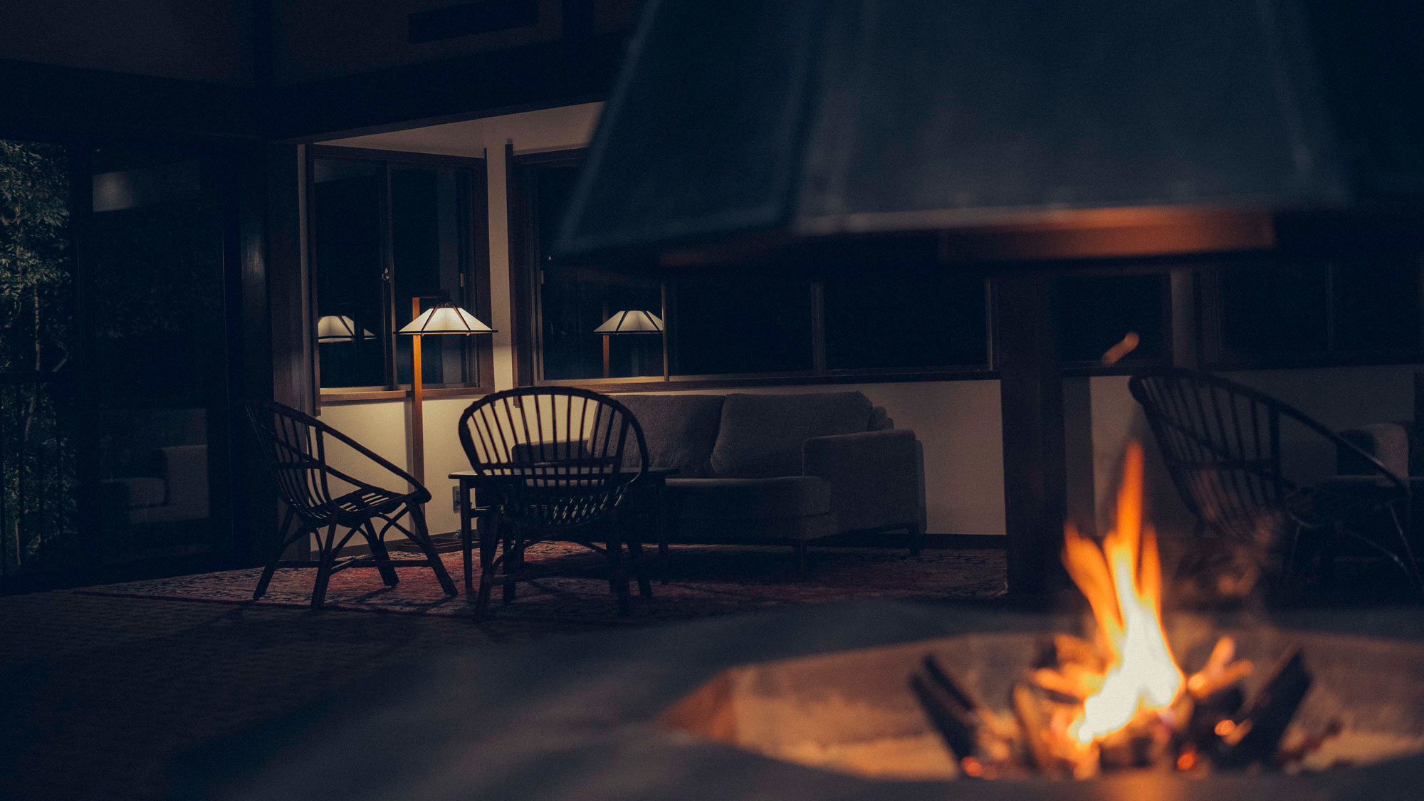 【ラウンジ】暖炉のゆらぎを眺めながら心やすらぐ時間を・・・