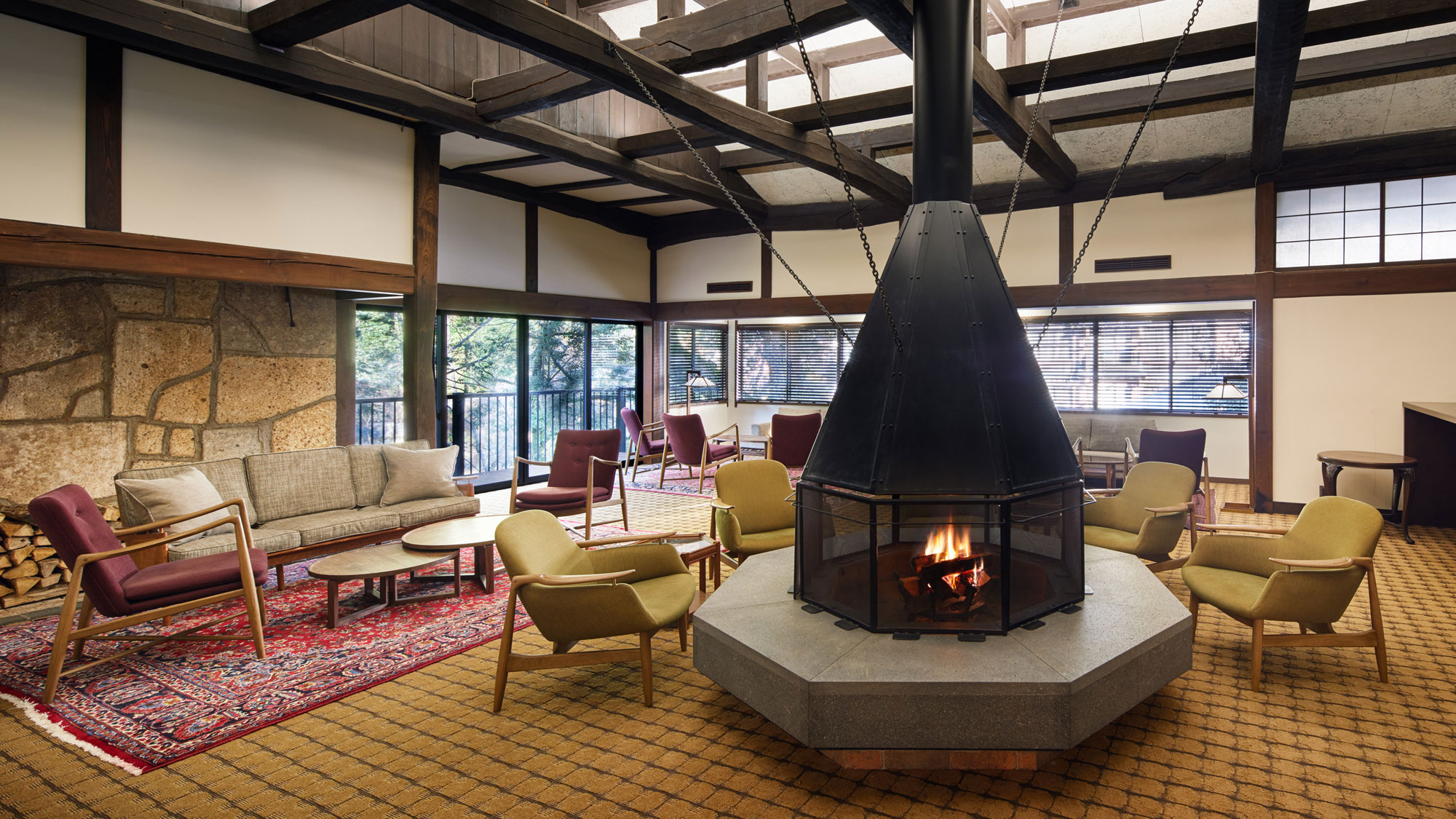 【ラウンジ】レトロモダンな雰囲気が漂う居心地の良い空間