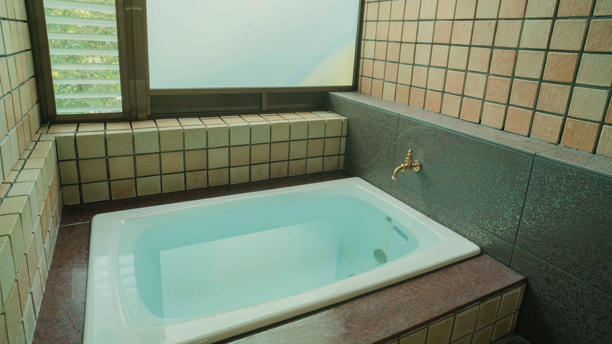 【青藤】源泉かけ流しのお湯が愉しめる内風呂