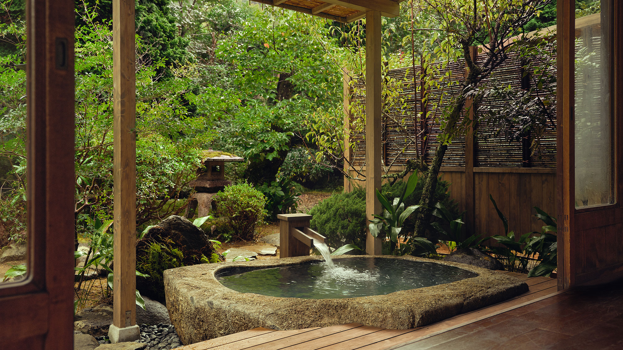 【紅梅】専用の掛け流し露天風呂をご用意。昼間は木々の緑を眺めながら、夜は静寂の中で。