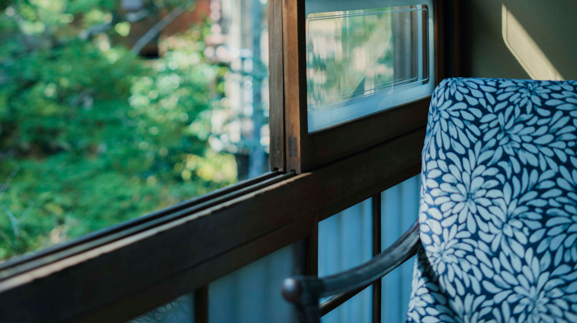 【竜胆】備え付けのテラスから、春には山藤 初夏には新緑を愉しむことができる客室