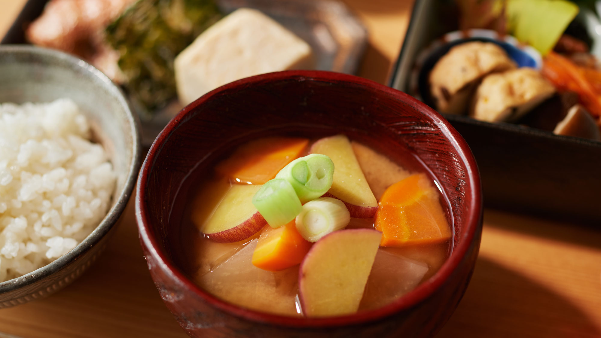 【朝食】採れたての野菜を使った汁の 優しい味が体中に染み渡る。