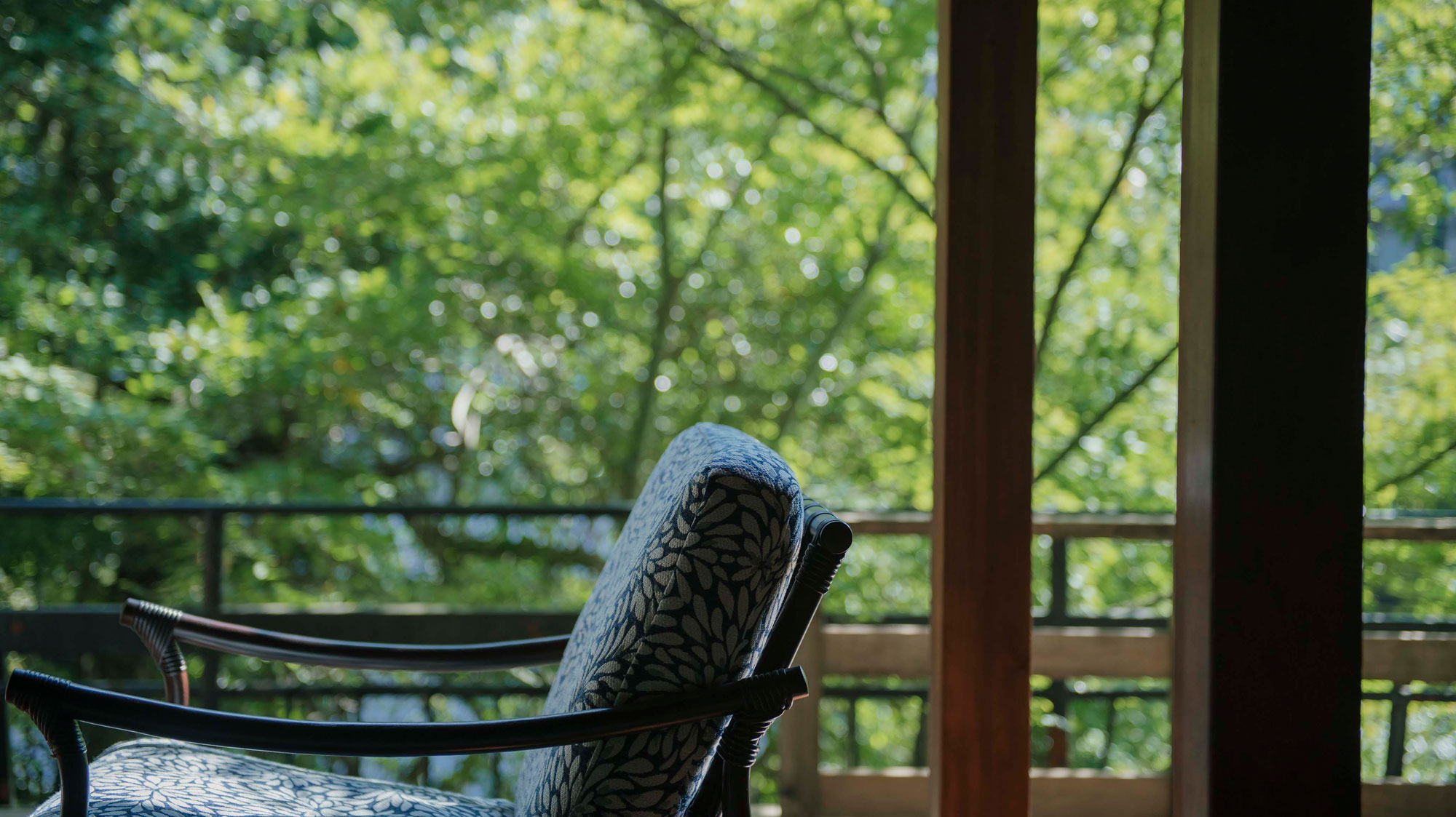 【椿】春には山藤・初夏には新緑を愉しめる客室